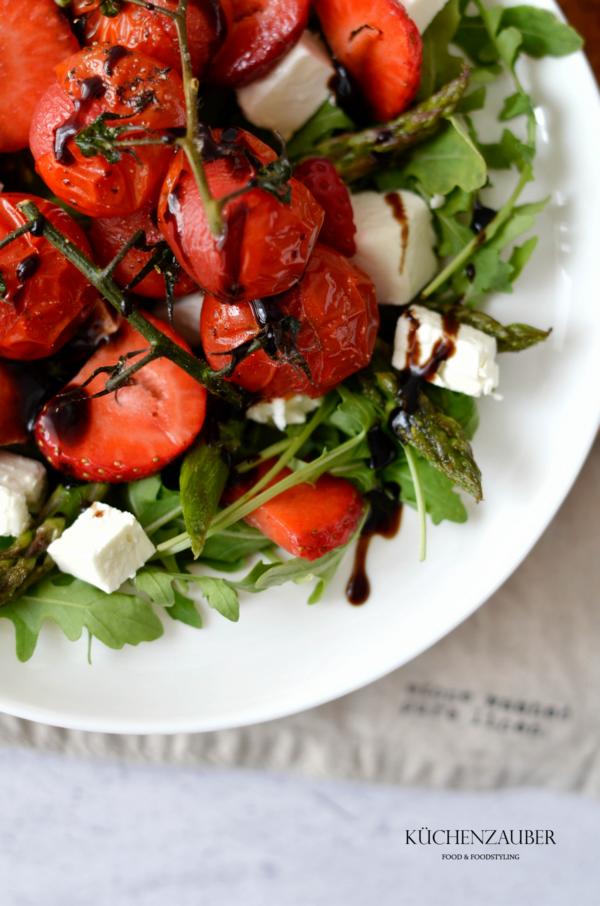 Spargel Feta Salat mit Erdbeeren und Balsamico Dressing - Küchenzauber
