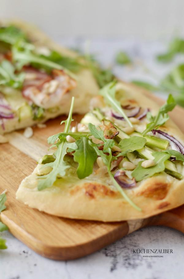 Mit Spargel Flammkuchen in den #wirliebensaisonal-Mai - Küchenzauber
