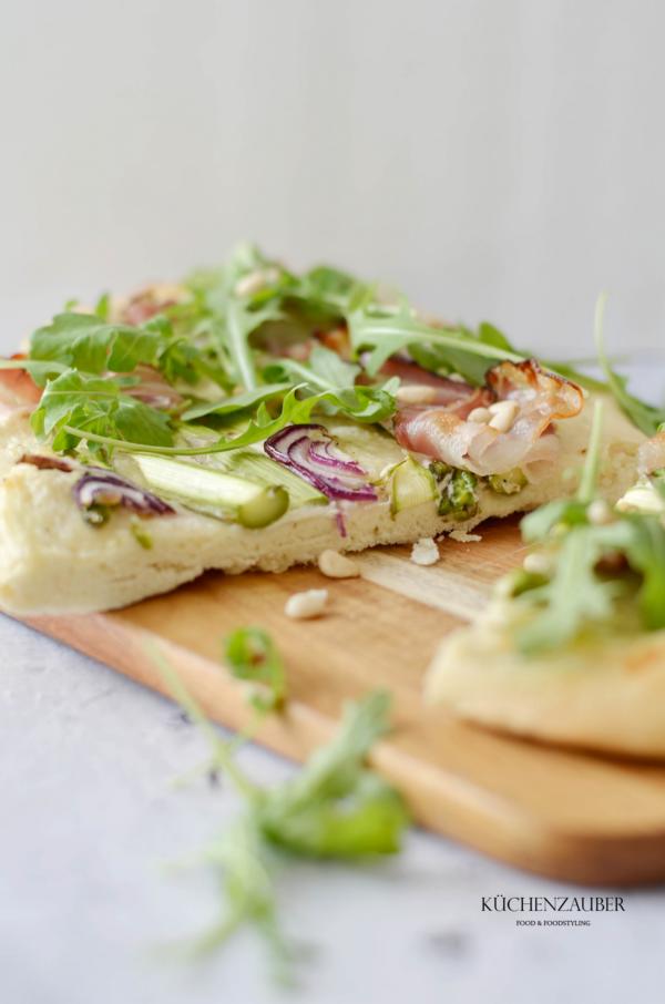 Mit Spargel Flammkuchen in den #wirliebensaisonal-Mai - Küchenzauber