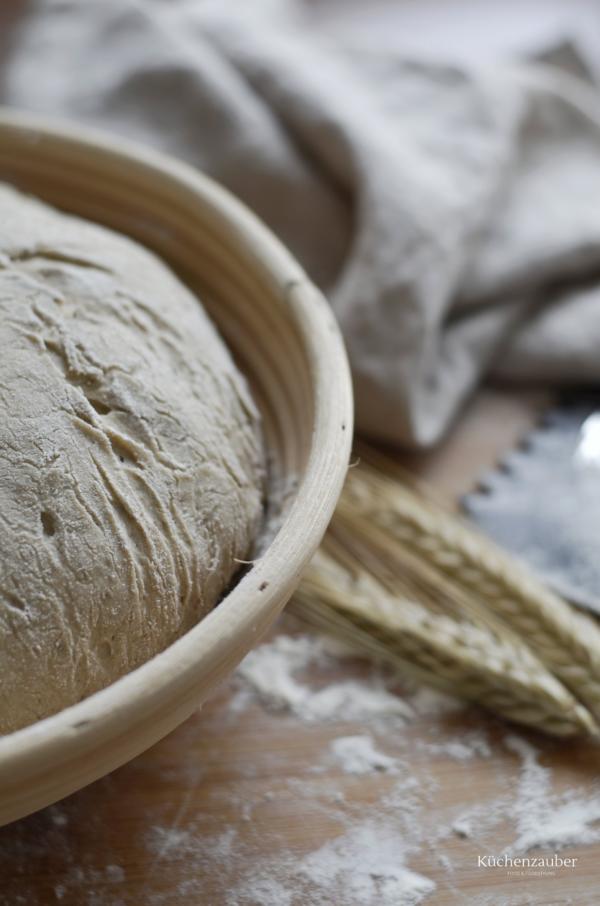 Bauernbrot aus - Roggensauerteig - Küchenzauber