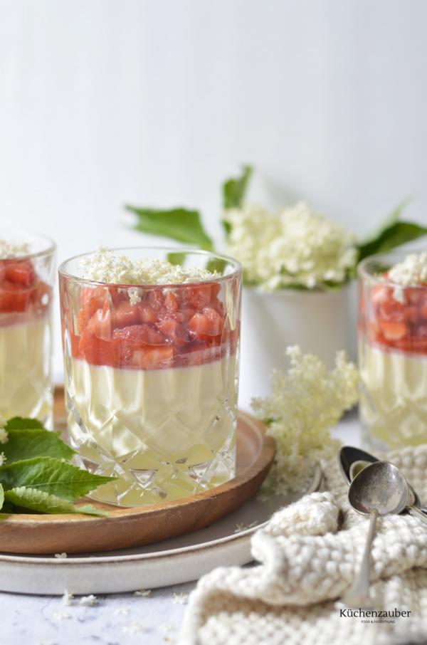 Holunder Panna Cotta mit Erdbeeren - Küchenzauber