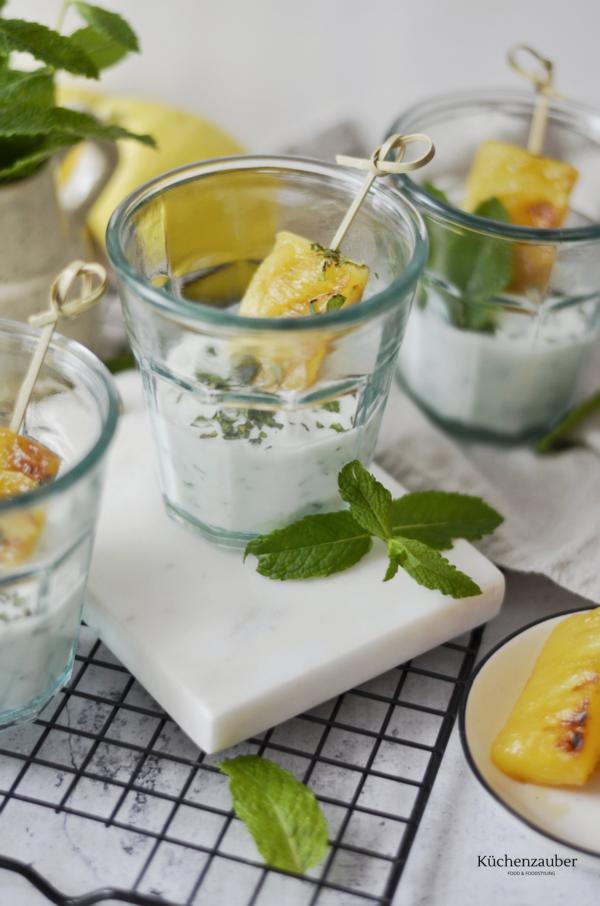Karamellisierte Ananas mit Kokos-Minzjoghurt - Küchenzauber