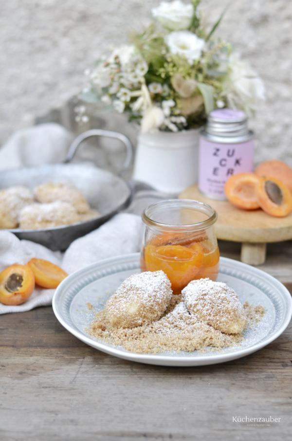 Topfennockerl in Butterbrösel mit Marillenröster