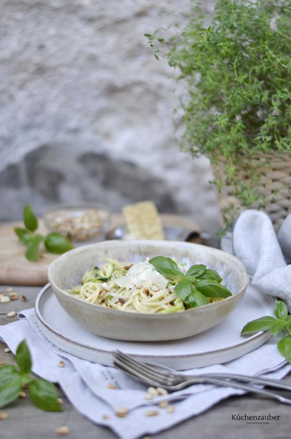 Spaghetti mit Zucchini und Pesto