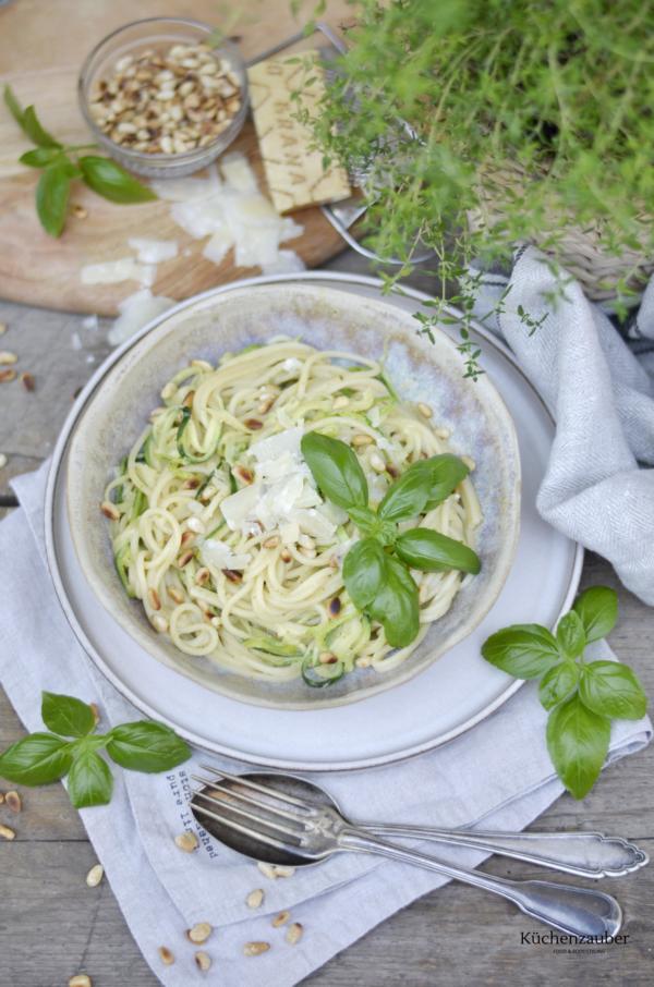 Spaghetti mit Zucchini und Pesto