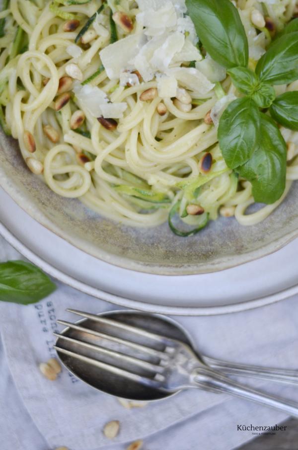 Spaghetti mit Zucchini und Pesto