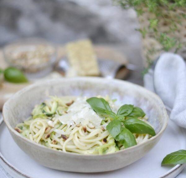 Spaghetti mit Zucchini und Pesto - Küchenzauber