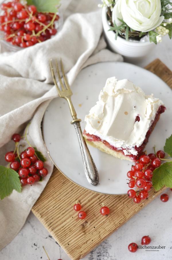 Ribiselschnitte mit Schneehaube