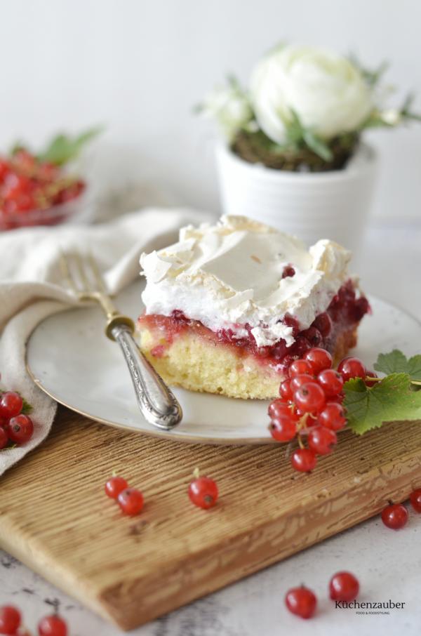 Ribiselschnitte mit Schneehaube