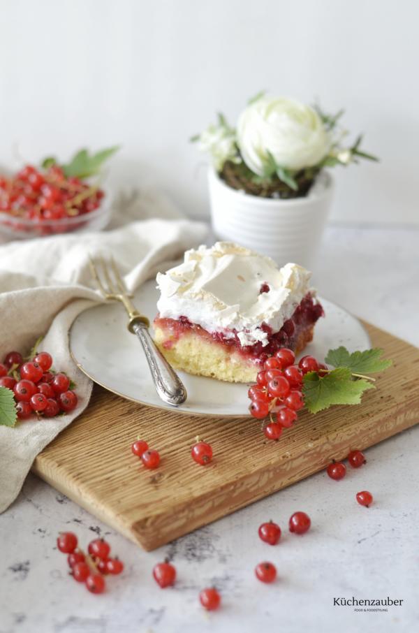 Ribiselschnitte mit Schneehaube