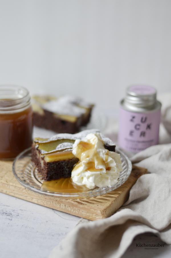 Birnenkuchen vom Blech mit Karamellsauce