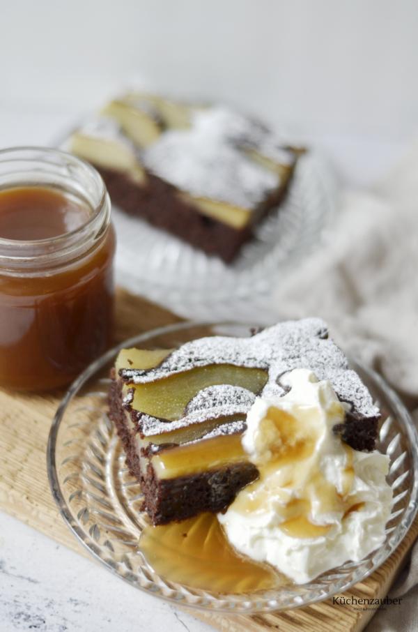 Birnenkuchen vom Blech mit Karamellsauce