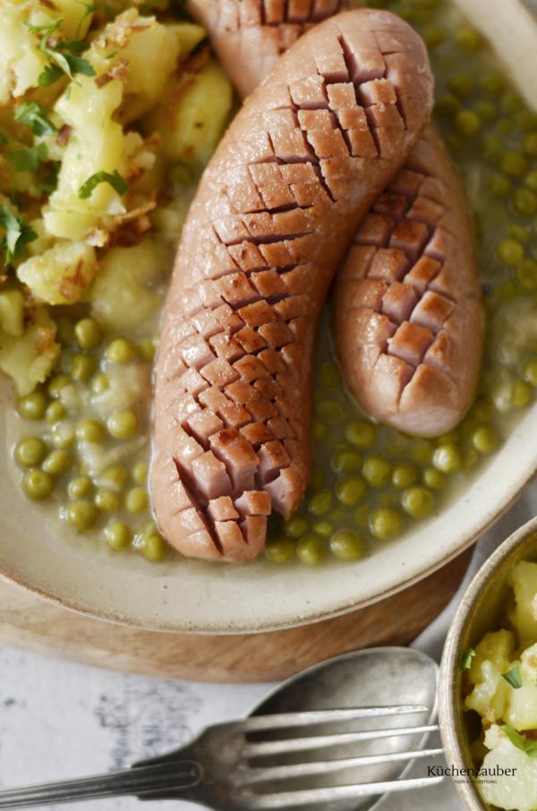 Knacker mit Zwiebelerbsen und "Greste"