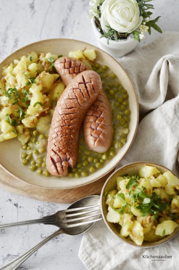 Knacker mit Zwiebelerbsen und "Greste"